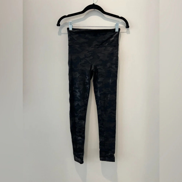 Spanx Faux Leather Leggings Matte Camo Petite Small Athleisure Shapewear Casual - Picture 6 of 9